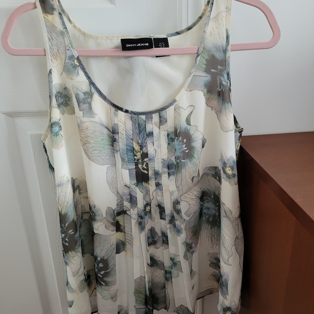 Womens DKNY Sleevless chiffon blouse with full lining.  White with flowers